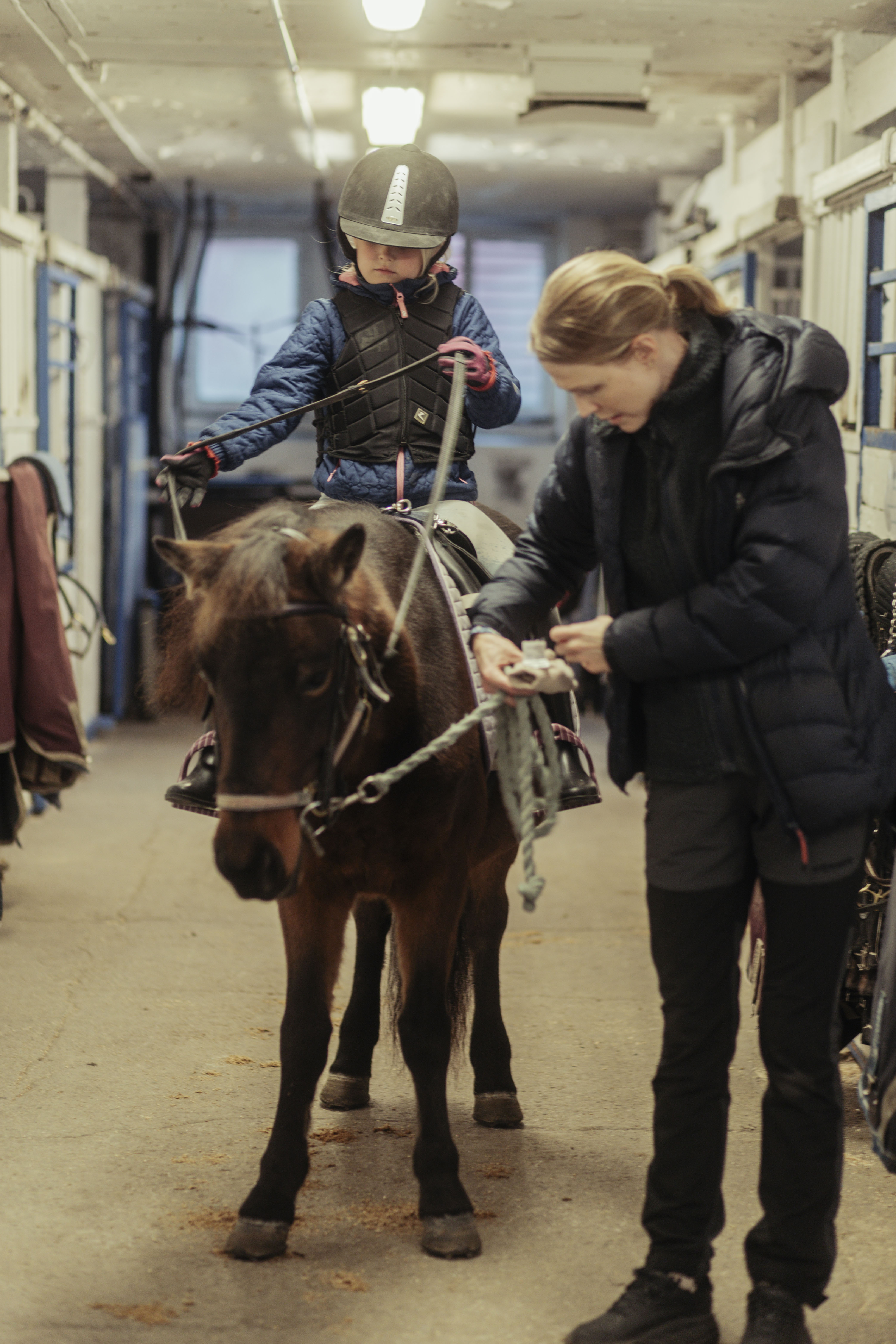 Barn med hest i stallen på Bjerke Registrering
